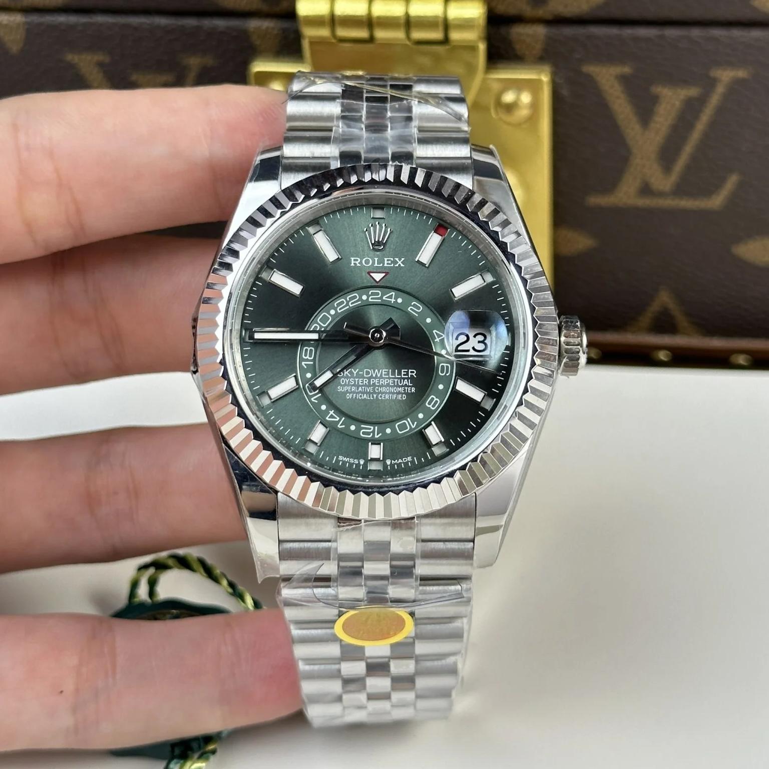 Rolex Sky-Dweller Green Dial Jubilee - Image 4