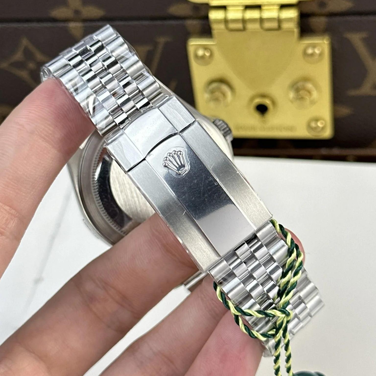 Rolex Sky-Dweller Green Dial Jubilee - Image 12