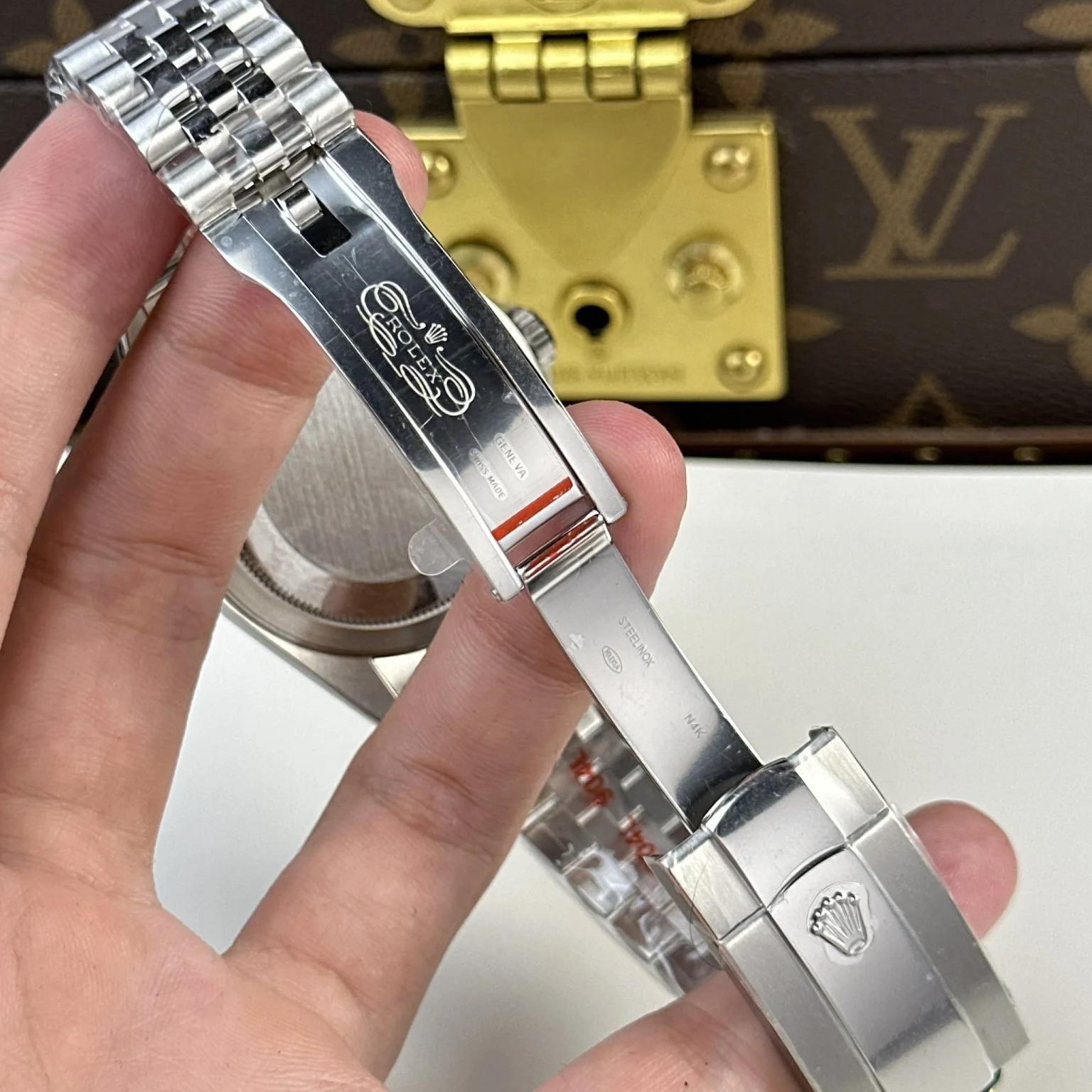 Rolex Sky-Dweller Green Dial Jubilee - Image 10