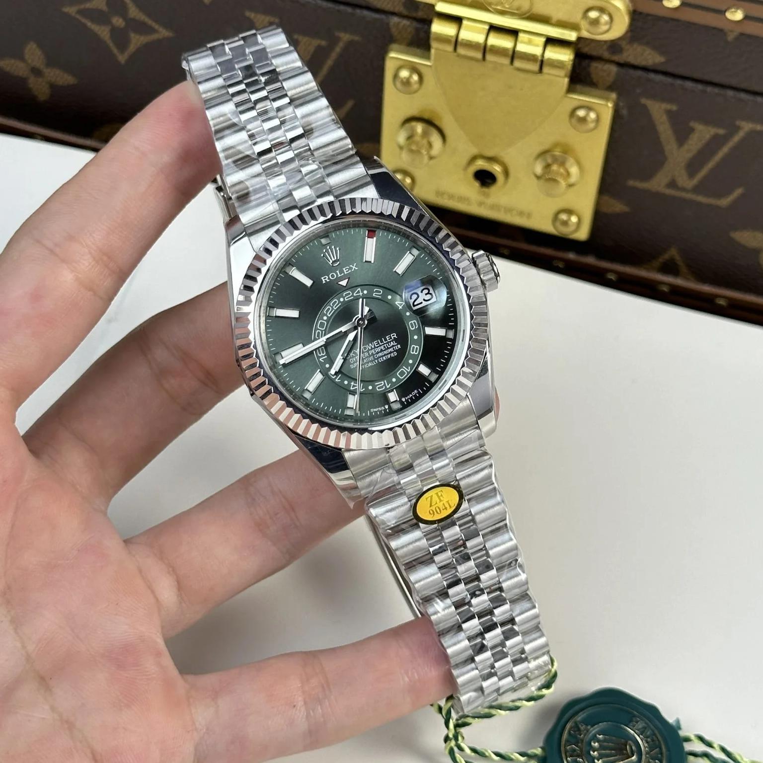 Rolex Sky-Dweller Green Dial Jubilee - Image 5